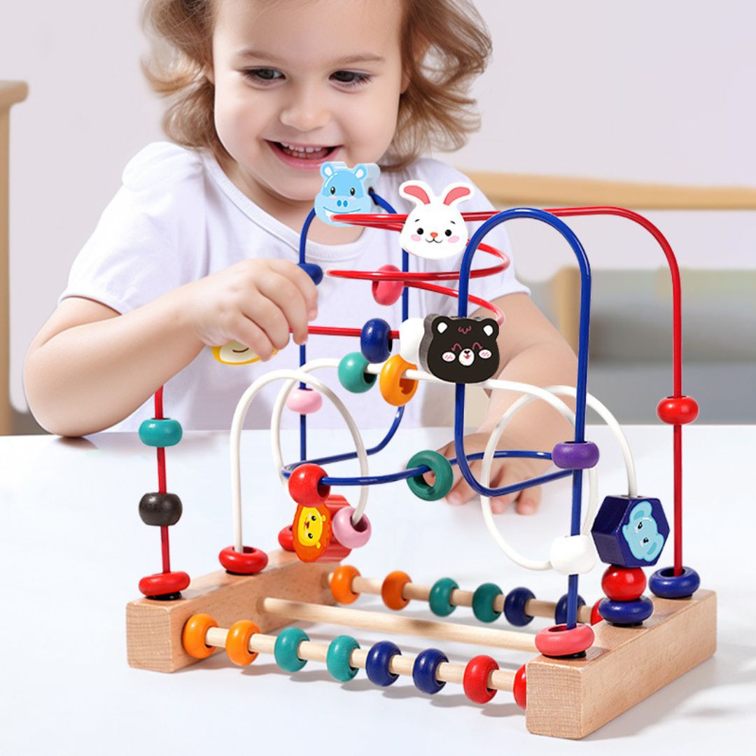 Labirint Montessori din lemn cu mărgele și forme 3D – Animale și Fructe